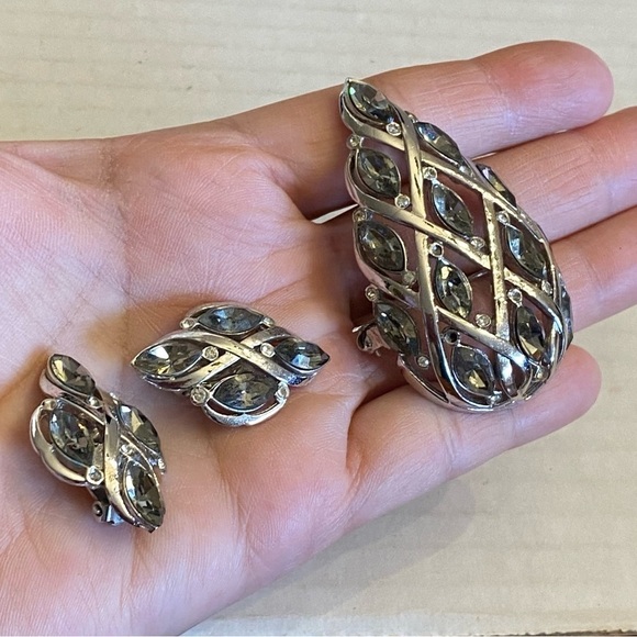 Vintage Basket Brooch and Earrings Set  Rhinestone Shield Silver Set - Picture 6 of 15